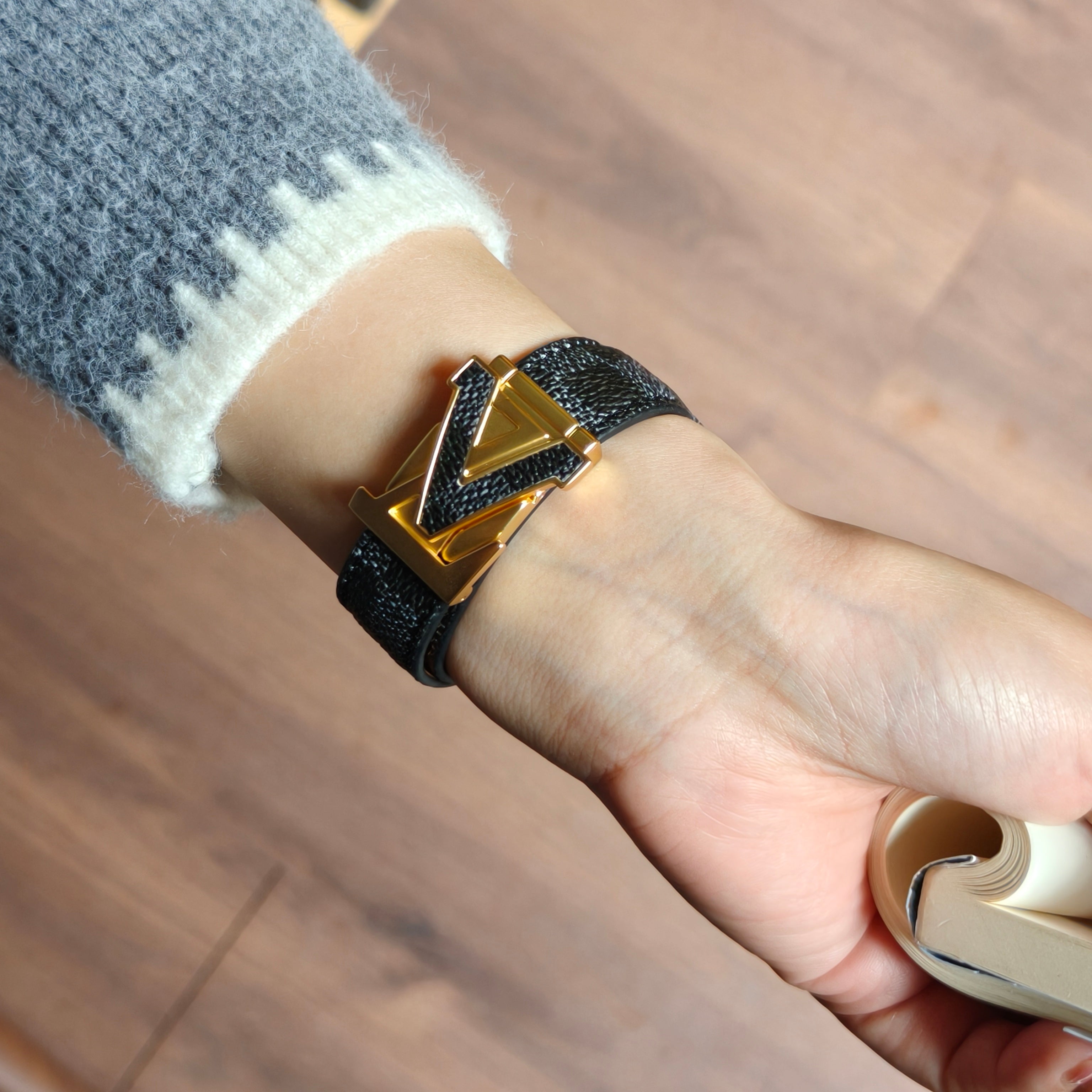 Bracelet en cuir à carreaux